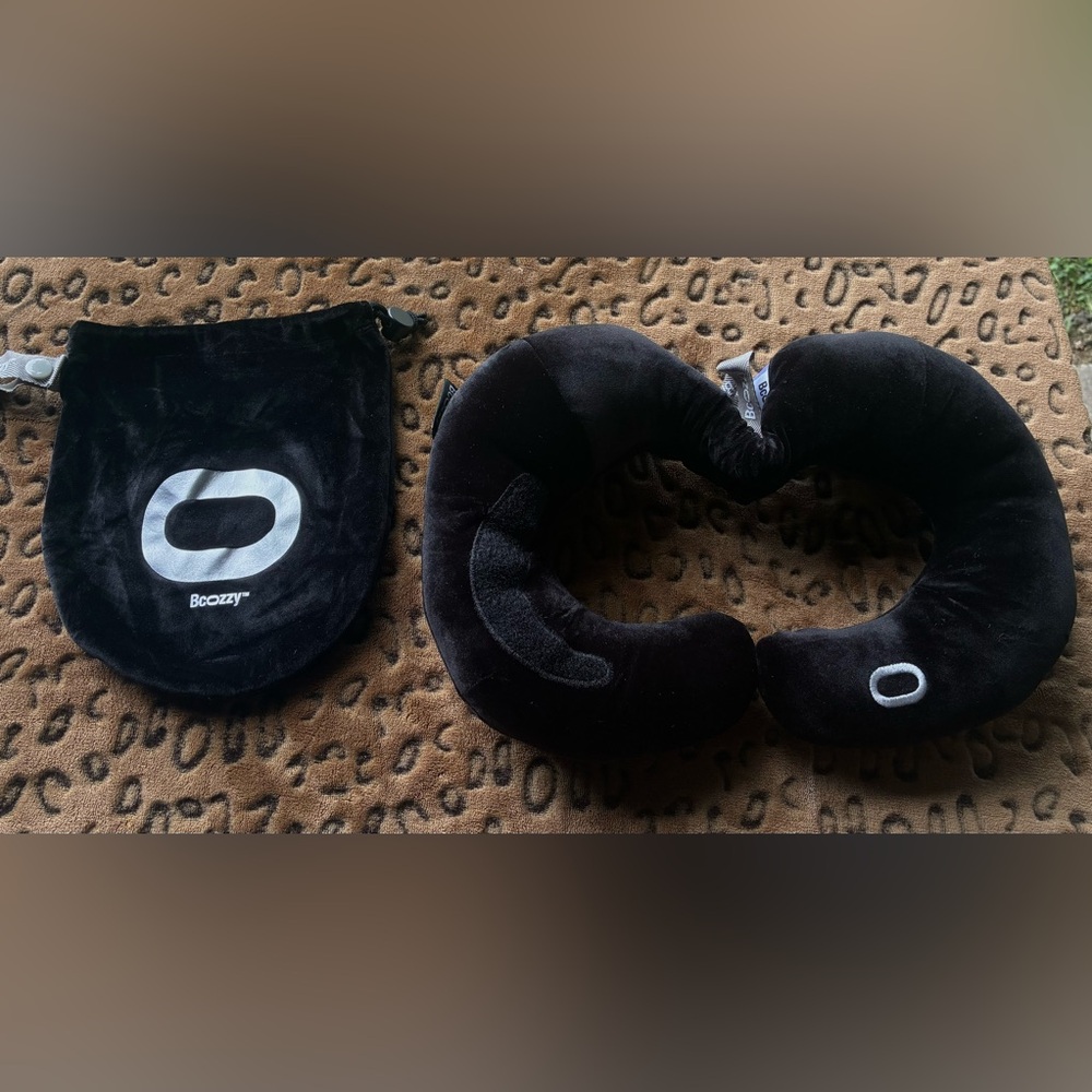 NWOT BCOZZY Black Velour Flat Back Travel Pillow
